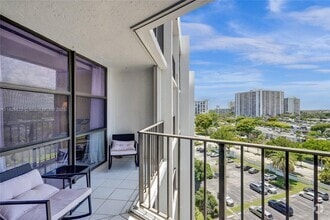 Building Photo - 800 Parkview Dr