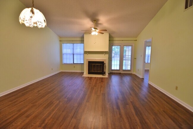 Building Photo - 823 Ashlyn Forest Dr
