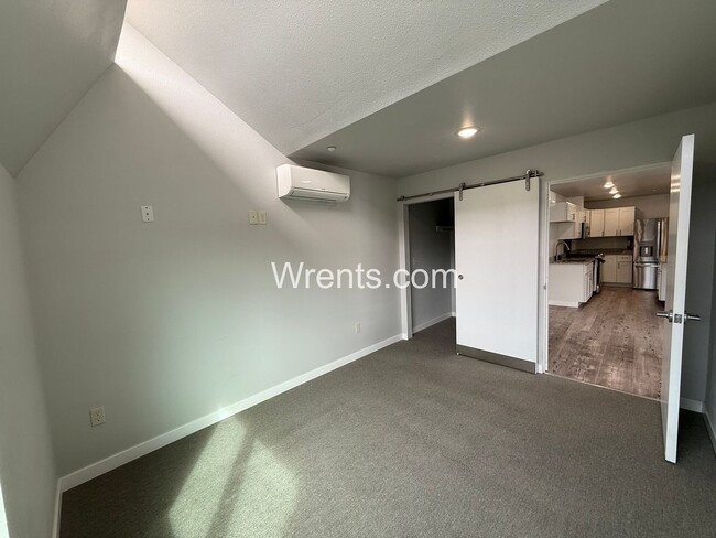 Building Photo - Quiet Small town Apartment in Davenport