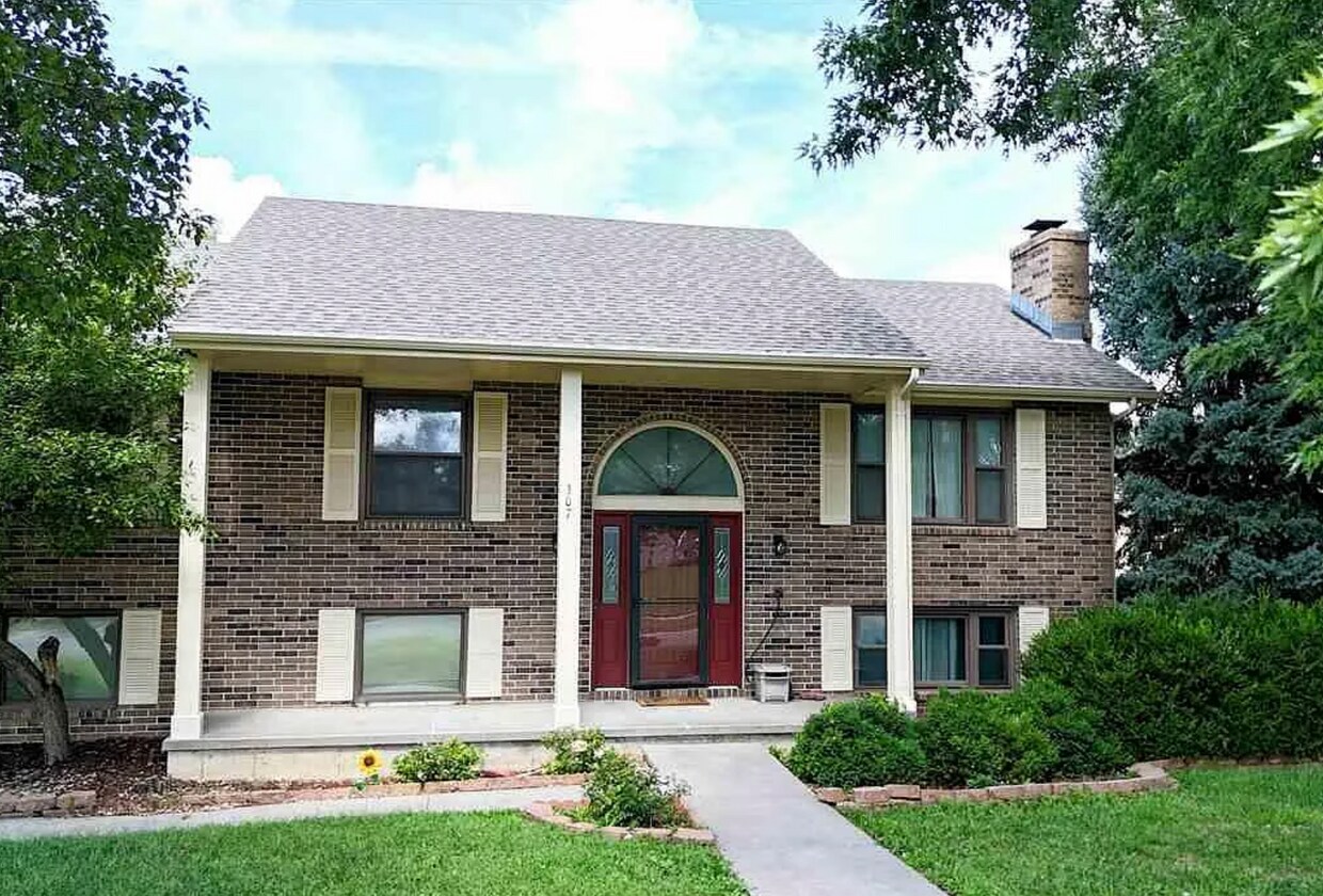 Foto principal - Beautiful Brick Front Home!