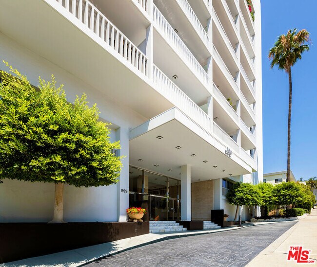 Foto del edificio - 999 N Doheny Dr