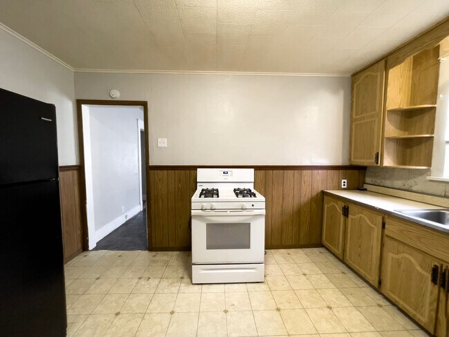 Foto del edificio - 2 Bedroom Home, Fenced in Backyard + Garage! Available Now!