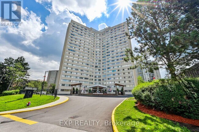 Building Photo - 3695-3695 Kaneff Crescent