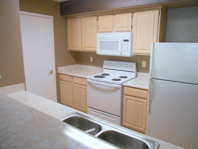 Foto del edificio - Convenient 1st Floor Condo in Gated Community with Pool