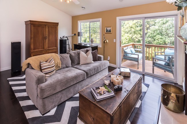 Sala de estar que conduce a una hermosa terraza y vistas privadas. - 1102 Bergmann Dr