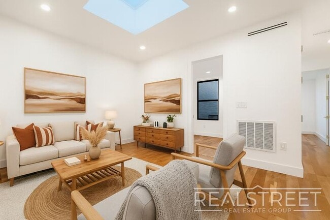 Foto del edificio - Modern Renovated 2BR with Skylight & Private Balcony in Prime Crown Heights