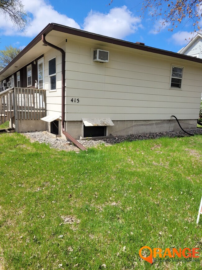 Building Photo - 415 6th St N