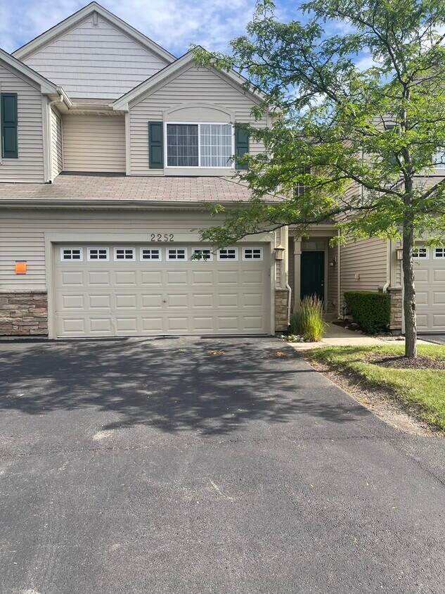 2252 Gallant Fox Cir Unit 2252, Montgomery, IL 60538 Condo for Rent