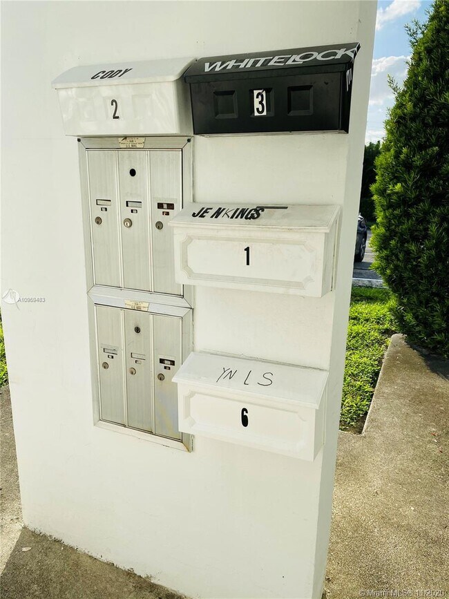 Foto del edificio - 7041 Pembroke Rd