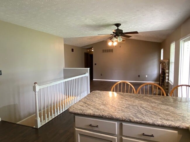 Building Photo - Three Bedroom Home w/ 2.5 Baths and 2 Car ...