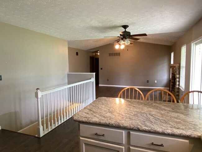 Foto del edificio - Three Bedroom Home w/ 2.5 Baths and 2 Car ...