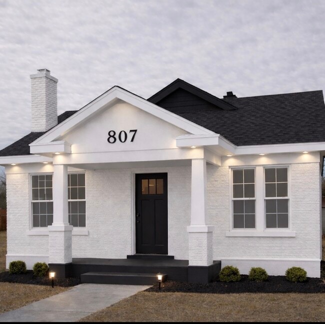 Building Photo - 807 Cuyahoga St