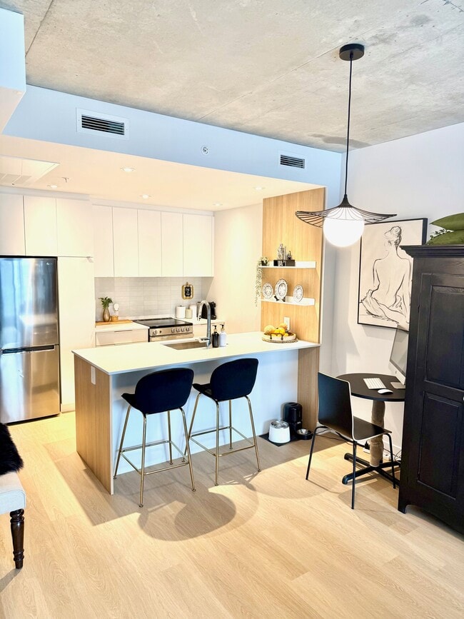 Building Photo - 719-8205 Av Du Cirque