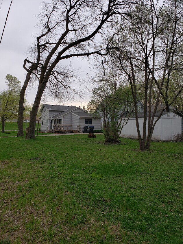 2 Bedroom House on a huge double lot!!! - 304 Owatonna St
