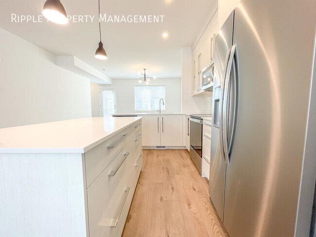 Photo du bâtiment - FANTASTIC 3 BEDS/ 2.5 BATHS TOWNHOUSE
