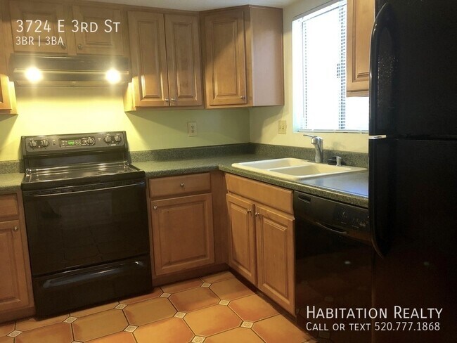 Building Photo - End unit Condo with Fenced Yard, Located o...