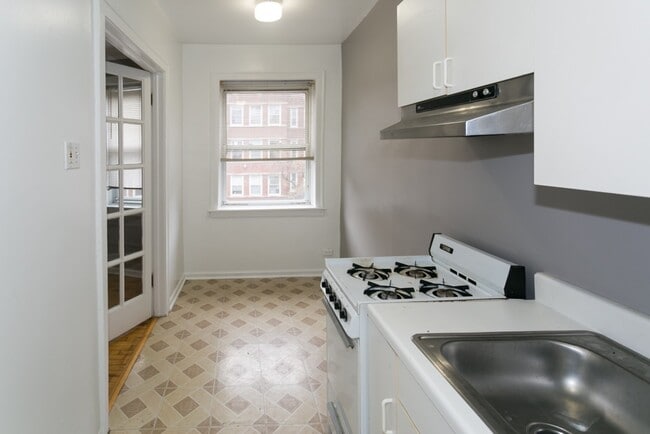 Building Photo - 5516 N Kenmore Ave