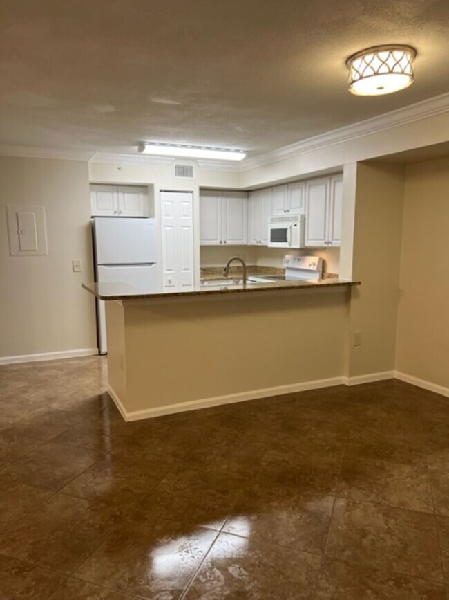 Kitchen with Bar - 1170 Wildwood Lakes Blvd