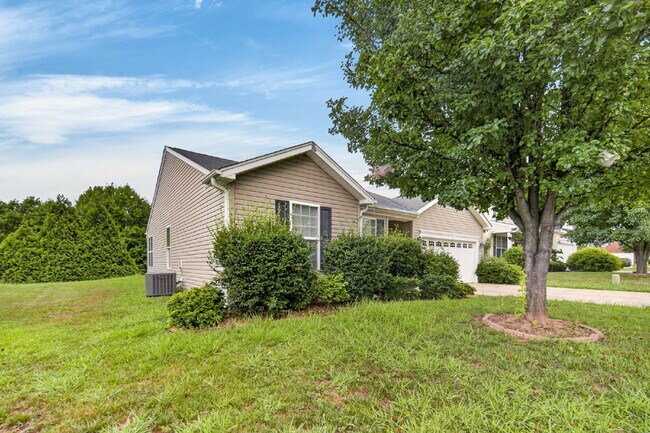 Foto del edificio - Available Now! Charming 3BR Ranch with 2-Car Garage Near Downtown Winston-Salem