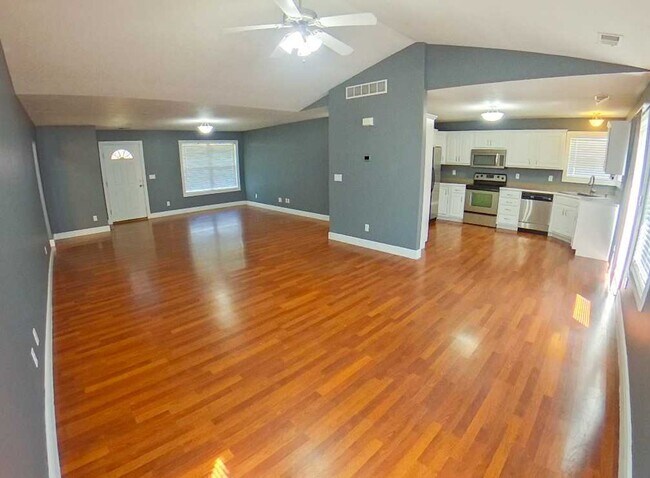 Foto del edificio - Fenced In Yard + Pet Friendly + Bonus Storage Shed + Stainless Steel Appliances + Washer & Dryer ...