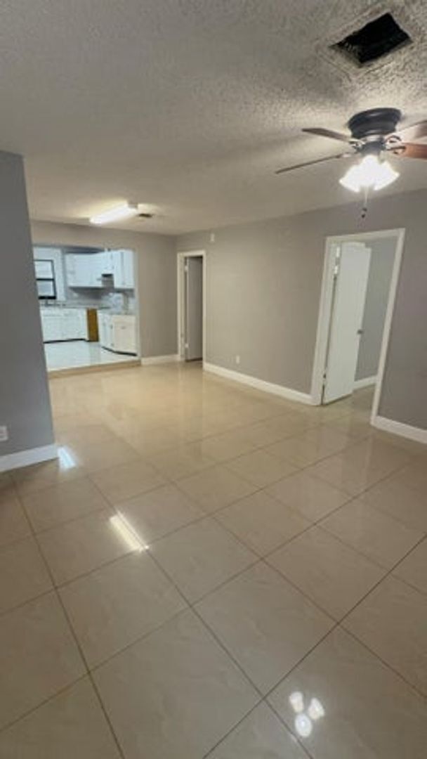 Foto del edificio - 5163 Club Rd