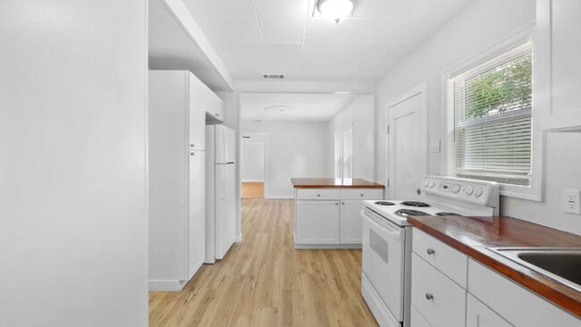 Building Photo - 2026 22nd St S