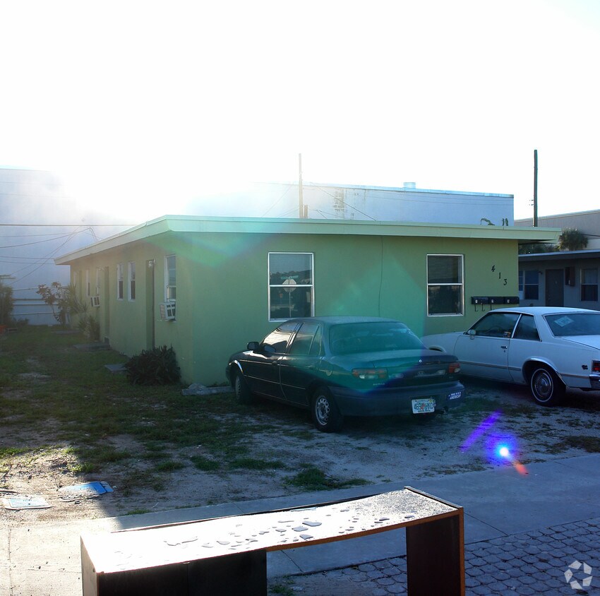 Building Photo - Dania Beach Trip-Plex