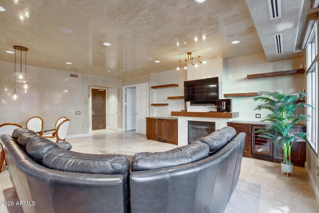 Building Photo - 2211 E Camelback Rd