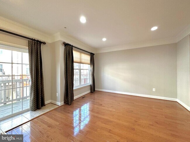 Building Photo - 11837 Regents Park Dr