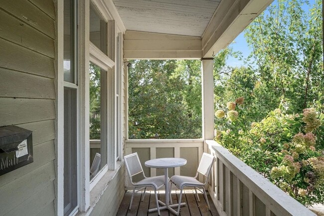 Building Photo - Magnificent, Beautifully UPDATED, 3 Bedroo...