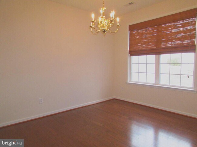 Foto del edificio - 206 W Bourne Way