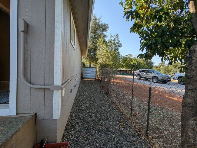 Foto del edificio - 3 Bedroom House in Shasta Lake, Fridge, Wa...