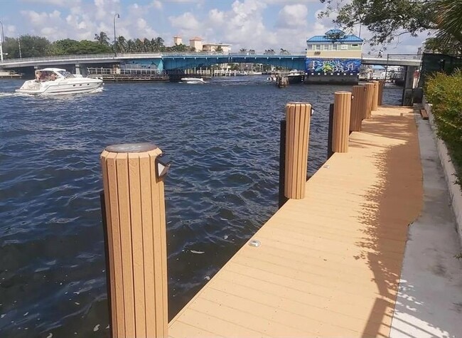 Foto del edificio - 105 S Riverside Dr