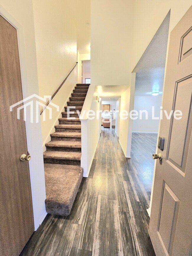 Building Photo - 136 Raven Dr