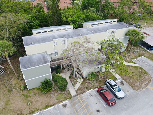 Foto del edificio - "Cozy 1-Bedroom Gem with Elegant Hardwood ...