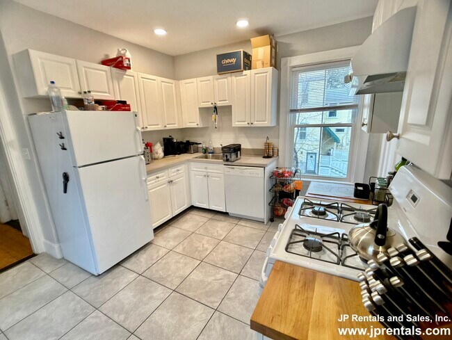Building Photo - 31 Burroughs St