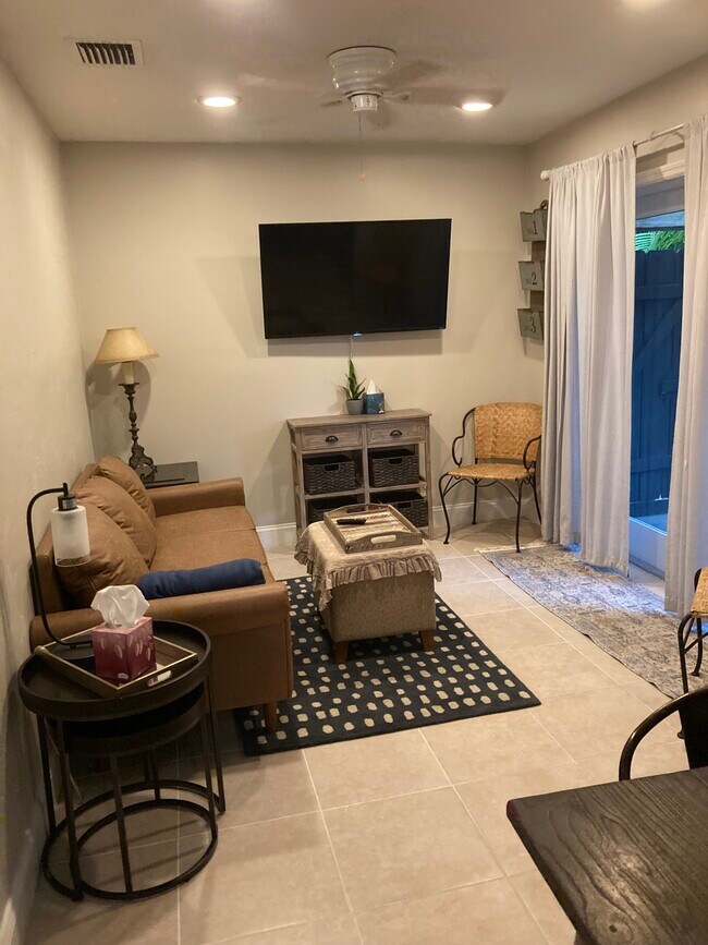 2200 NE 19th Ave Unit Wilton Manors 1Bdrm 1Bath, Wilton Manors, FL