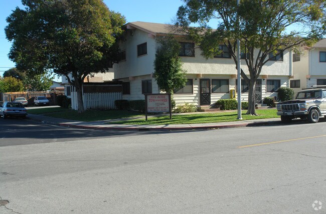 Building Photo - Five Aces Apartments