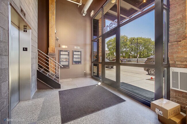 Foto del edificio - 2911 N Western Ave