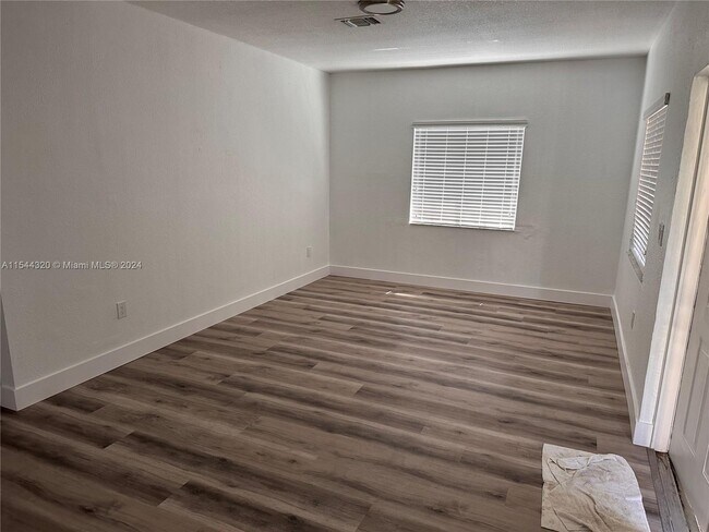 Foto del edificio - 1163 NW 28th St