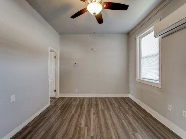 Building Photo - 1106 S Gentry Blvd