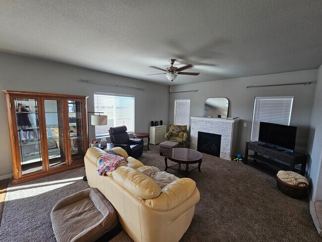 Foto del edificio - 8127 Burl Wood Dr