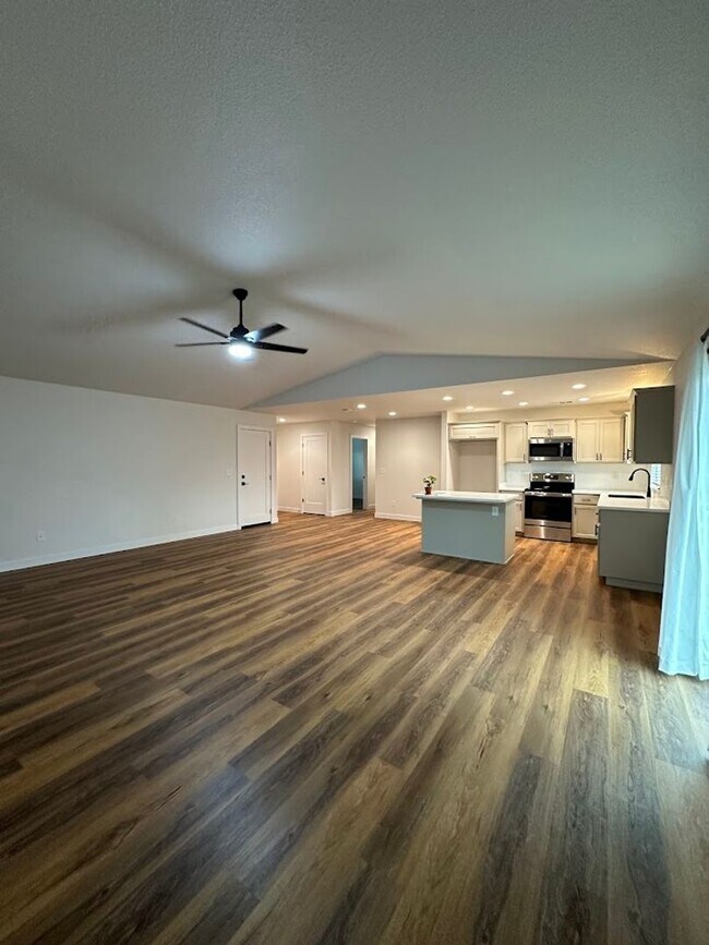 Foto del edificio - Updated Home with Island Kitchen, LVP Floo...