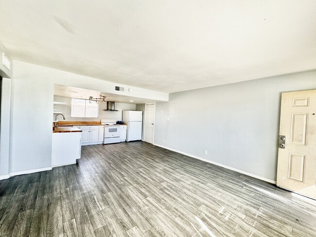 Foto del edificio - Newley Renovated 2 bed, 1 bath Upstairs Co...