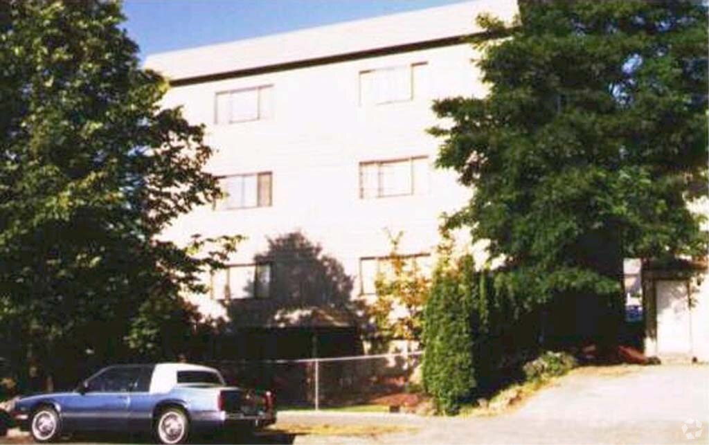 Building Photo - 806 S Yakima Ave