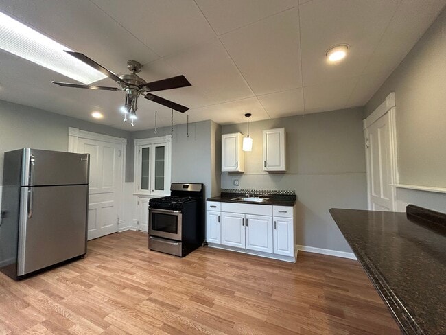 Building Photo - Large 3bd/ 1.5 bath Home w/Attic Room l Sp...