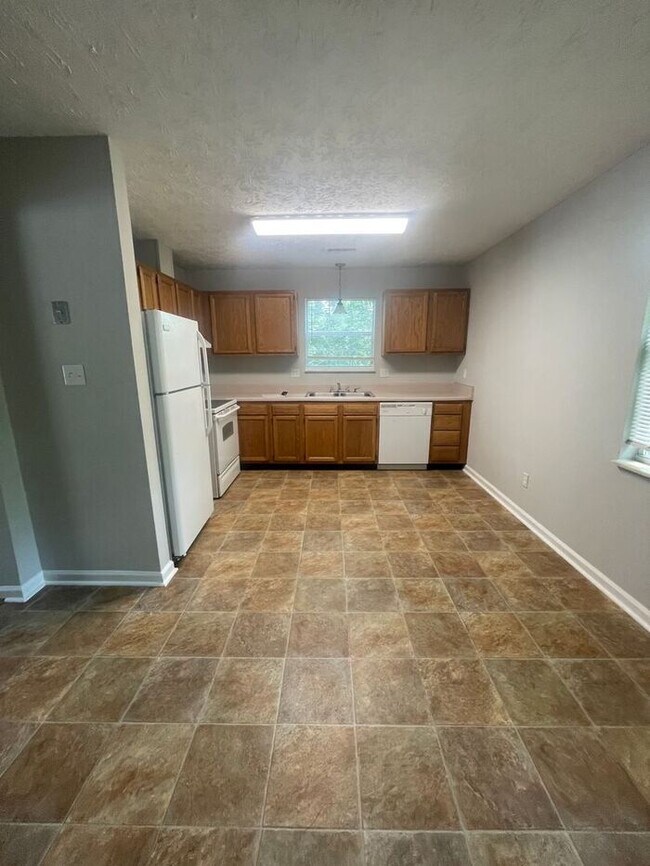 Building Photo - 3 bed, 2 bath, 2 car garage home w/ finished basement/bonus room in West Knox