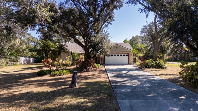 Foto del edificio - Country-Style Sarasota Living on a Full Acre - Pool Home with Oversized Workshop — Move-In Ready Now