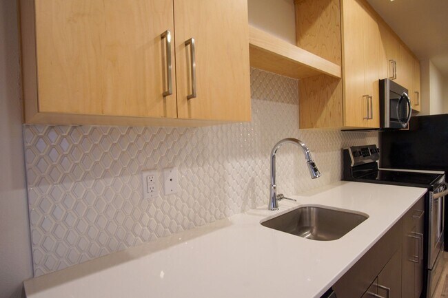 Foto del edificio - Spacious 2nd Floor 2-Bed in John's Landing w/Condo-Grade Finishes + A/C!
