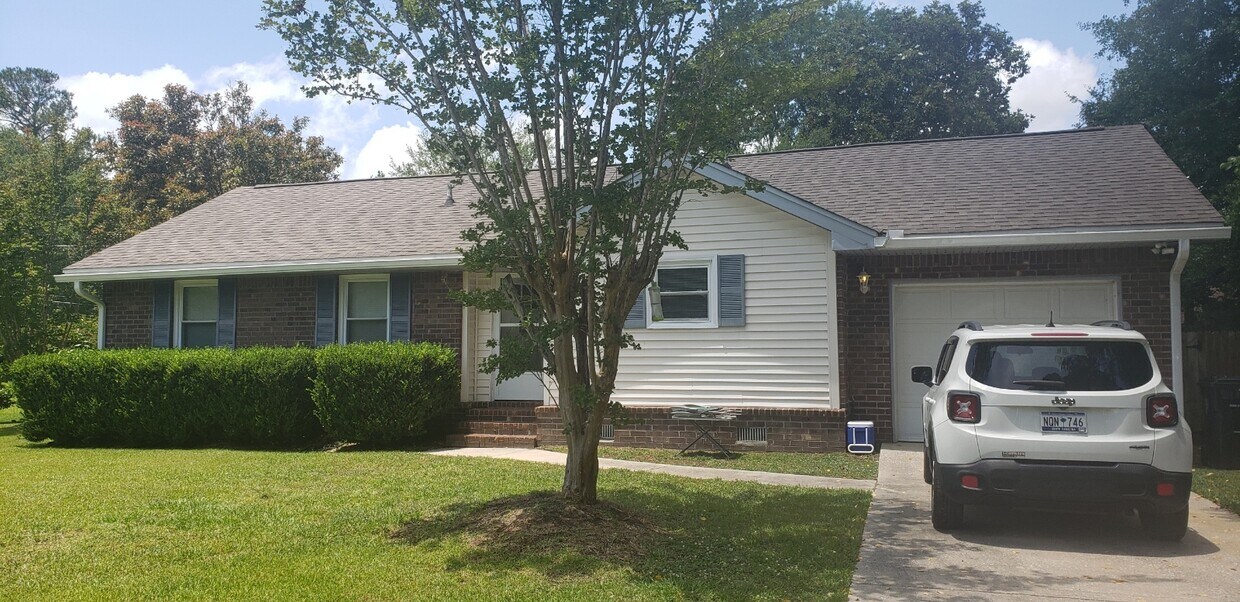 Primary Photo - 101 Martha Ct